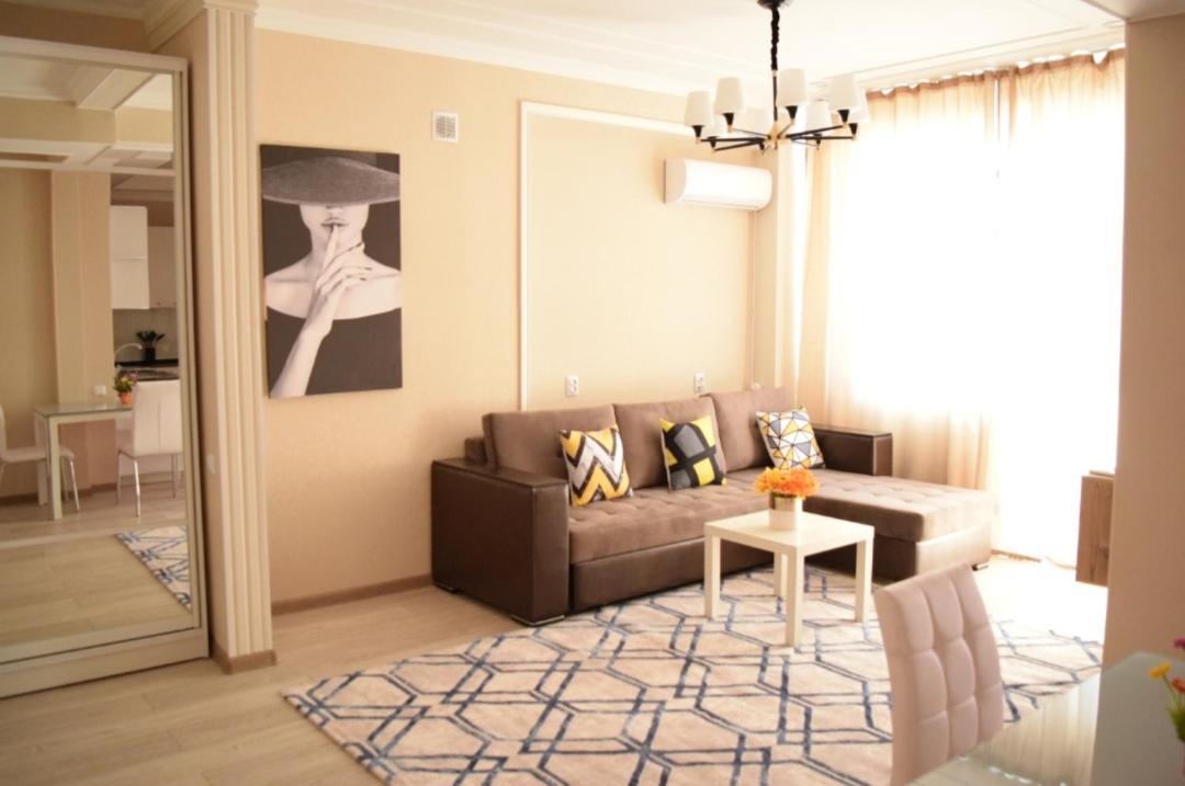 White Apartment With Panoramic View In The Center 比什凯克 外观 照片