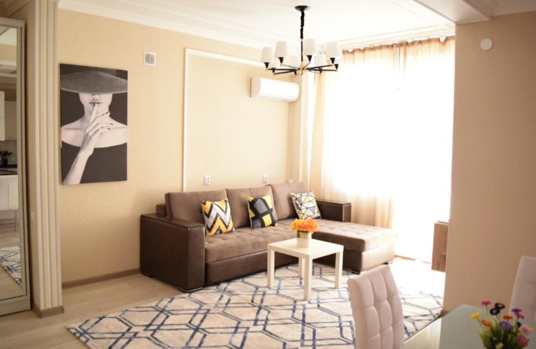 White Apartment With Panoramic View In The Center 比什凯克 外观 照片