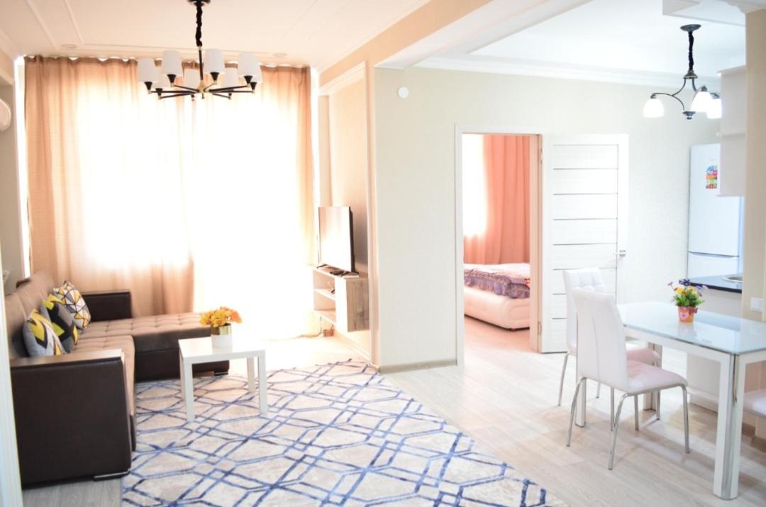 White Apartment With Panoramic View In The Center 比什凯克 外观 照片