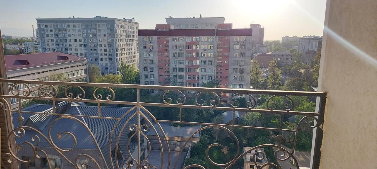 White Apartment With Panoramic View In The Center 比什凯克 外观 照片