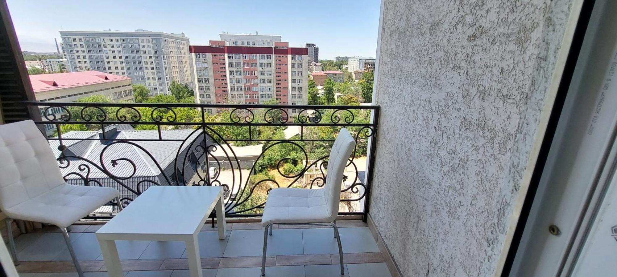 White Apartment With Panoramic View In The Center 比什凯克 外观 照片